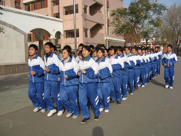 淄博一中倡导“阳光体育与祖国同行”冬季长跑活动